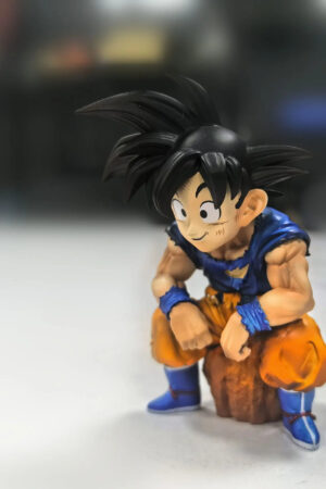 League Studio – Battle-Damaged Goku Sitting Figure Dragon Ball - Photo 1 | TopGKStore