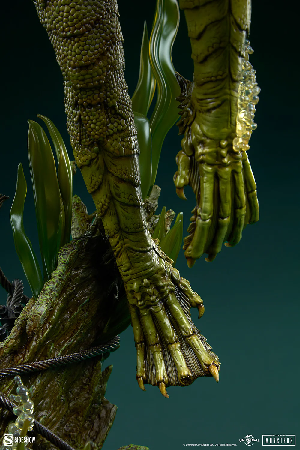 Sideshow Gill-man Premium Format Figure – Universal Monsters 1/4 Scale Statue - Image 14