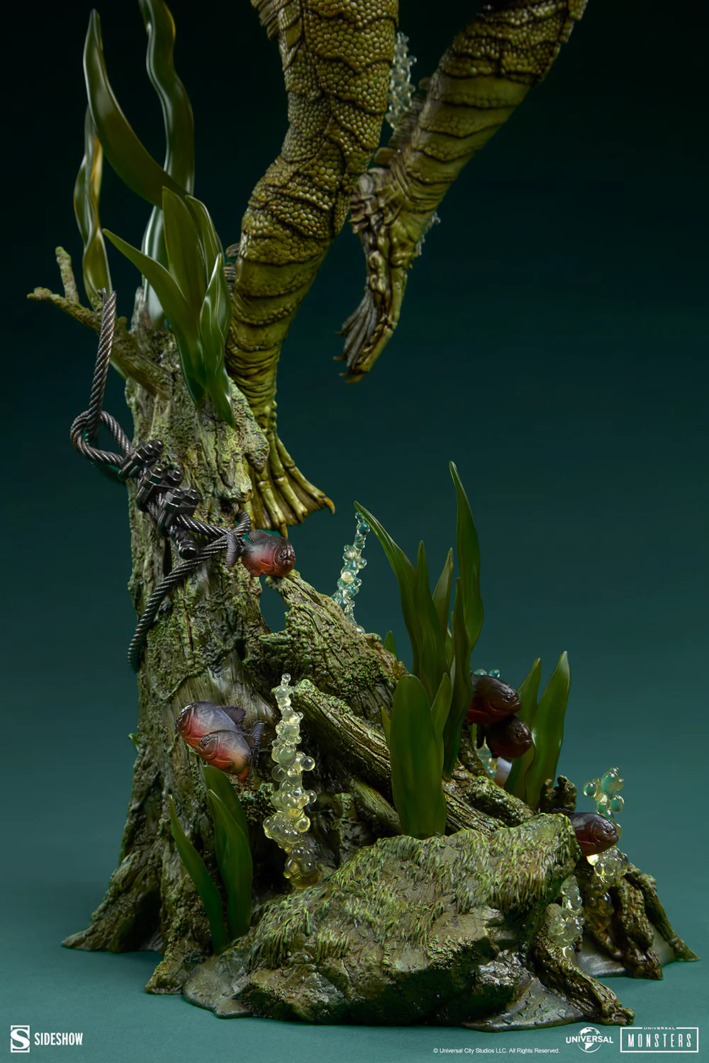 Sideshow Gill-man Premium Format Figure – Universal Monsters 1/4 Scale Statue - Image 12