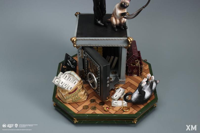 DC Catwoman Classic 1/4 Scale Statue – XM Studios Limited Edition Premium Collectible Diorama - Image 9