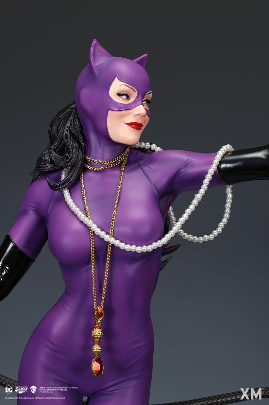 DC Catwoman Classic 1/4 Scale Statue – XM Studios Limited Edition Premium Collectible Diorama - Image 4