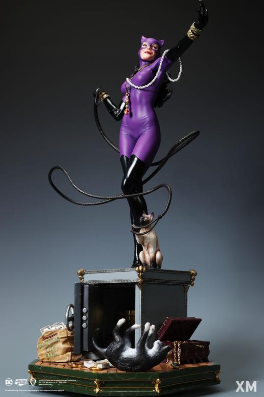 DC Catwoman Classic 1/4 Scale Statue – XM Studios Limited Edition Premium Collectible Diorama - Image 6