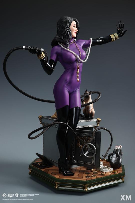 DC Catwoman Classic 1/4 Scale Statue – XM Studios Limited Edition Premium Collectible Diorama - Image 5