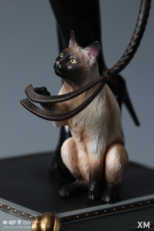 DC Catwoman Classic 1/4 Scale Statue – XM Studios Limited Edition Premium Collectible Diorama - Image 11