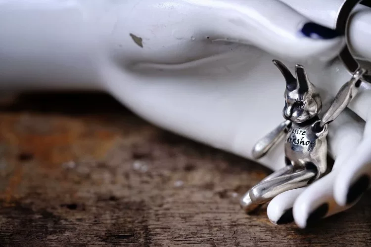 Raven Studio (silver jewelry) - Original Design "Desperate Rabbit" Pendant Original - Image 3