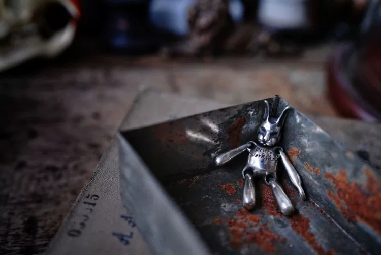 Raven Studio (silver jewelry) - Original Design "Desperate Rabbit" Pendant Original - Image 10