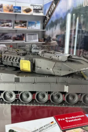 Alternative view of DAS WERK: 1/16; German MBT Leopard 2 A7V Model kit