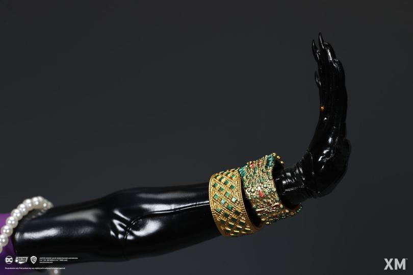 DC Catwoman Classic 1/4 Scale Statue – XM Studios Limited Edition Premium Collectible Diorama - Image 13