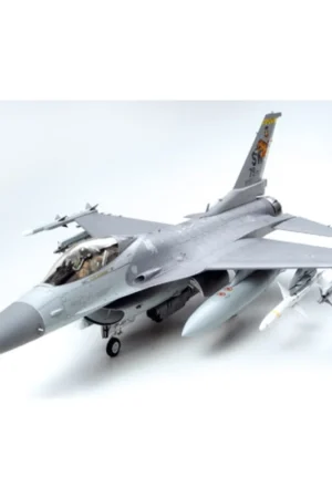 Alternative view of Lockheed Martin F-16CJ Fighting Falcon Model kit