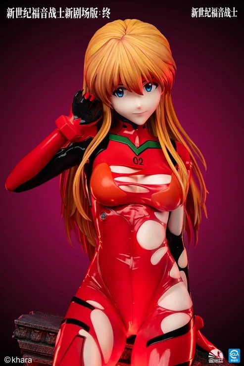 Close view of the battle-damaged plugsuit detail