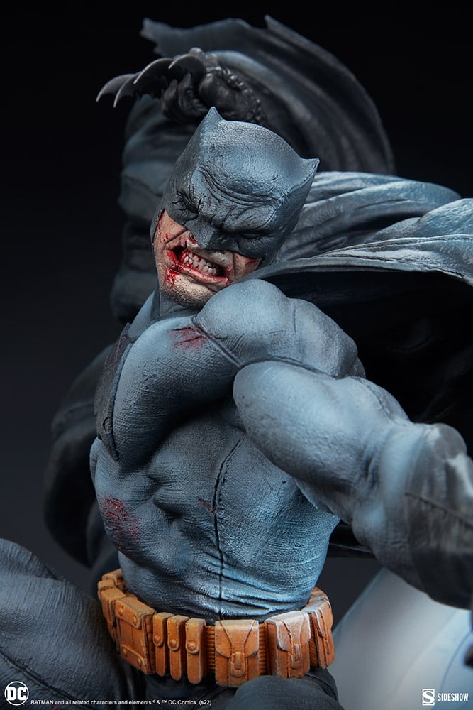 Sideshow Collectibles DC Comics Batman: The Dark Knight Returns Premium Format Figure 300805 – Licensed Statue - Image 10